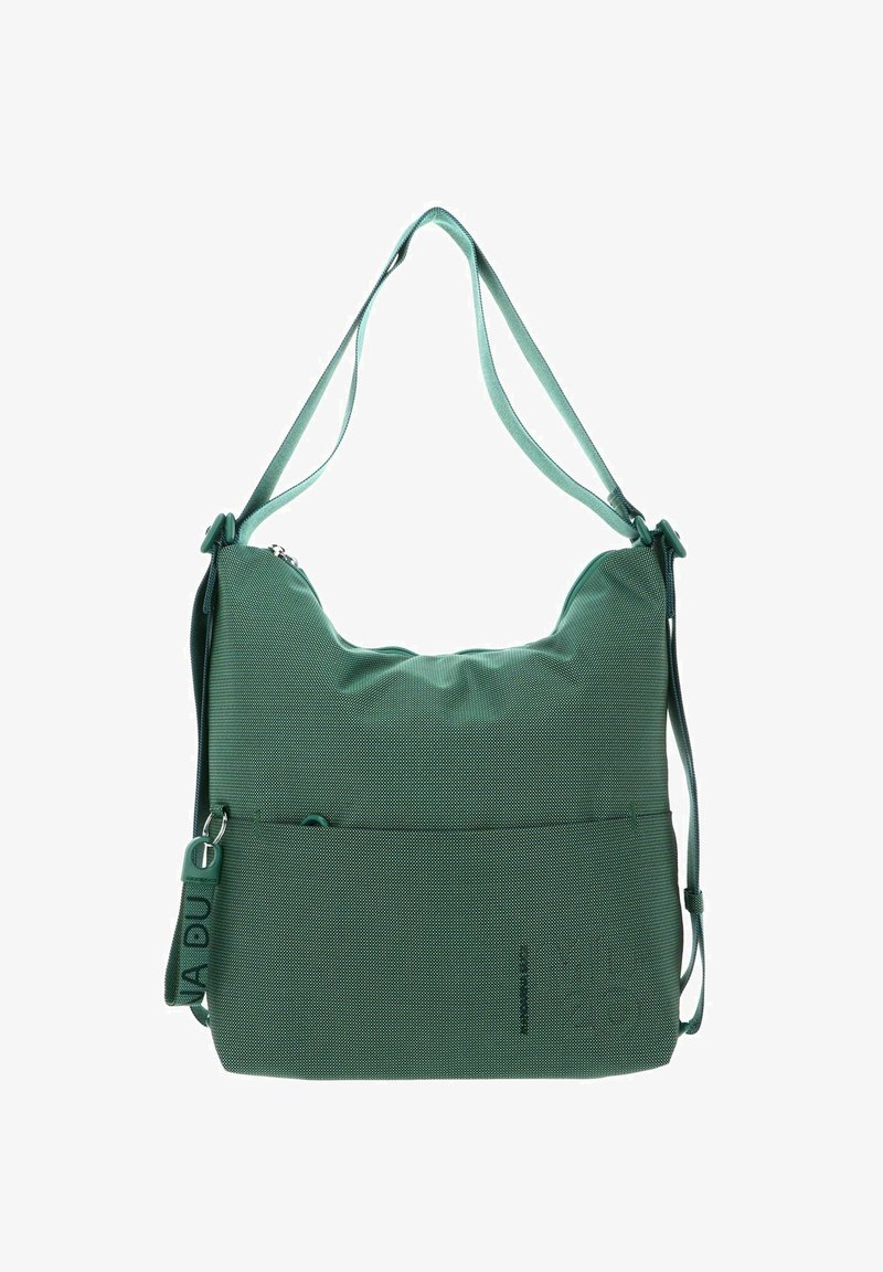 Sac d'épaule en tissu vert avec une surface texturée, une bandoulière réglable unique, une fermeture éclair et une poche avant ; présente un marquage minimal.