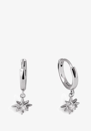 Silberne Creolen mit einem sternförmigen Anhänger. Der Anhänger hat spitze Strahlen und einen zentralen klaren Edelstein, der das Licht reflektiert.