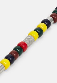 Poignée en perles colorées rouge, verte, jaune, violette et bleue sur une tige en métal argenté avec un détail de poignée texturée argentée.