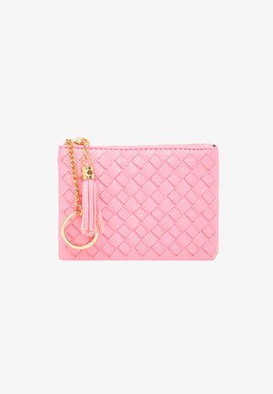 Portefeuille en cuir tressé rose avec un motif de diamant texturé, quincaillerie dorée, accent en frange et porte-clés attaché. Fermeture éclair en haut.