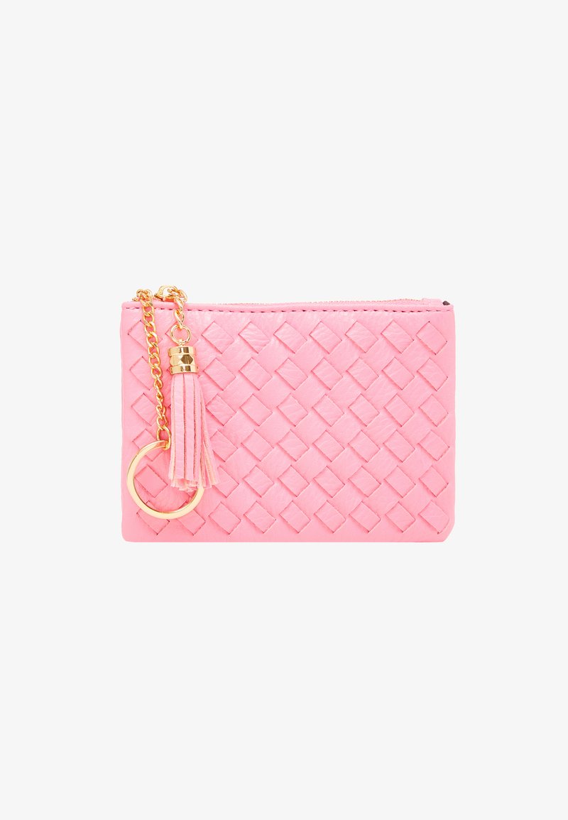 Różowy, pleciony skórzany portfel z teksturowanym wzorem diamentów, złotymi akcentami, frędzlem oraz dołączonym brelokiem. Zamek błyskawiczny na górze.