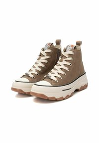 Sneaker alta marrone in tela con lacci crema, una punta bianca e una suola in gomma spessa con un design testurizzato a più strati.
