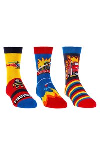 Drei bunte Kindersocken mit Feuerwehrmotiven, darunter ein Feuerwehrmann, ein Feuerwehrauto, ein brennendes Gebäude und Flammen, mit roten, blauen und gelben Streifen.