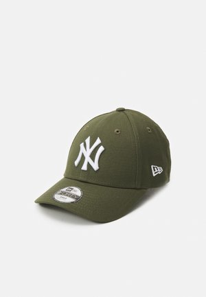 Cappellino da baseball verde oliva scuro con logo bianco dei New York Yankees, design strutturato, visiera curvata e dettagli ricamati.