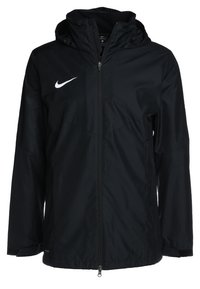 Sort Nike-jakke med fuld lynlås, justerbar hætte og elastiske manchetter. Inkluderer et hvidt swoosh-logo på venstre bryst. Letvægtsmateriale.