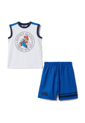 Débardeur blanc avec motif Super Mario et short de sport bleu avec taille à cordon et bandes noires près de l'ourlet.
