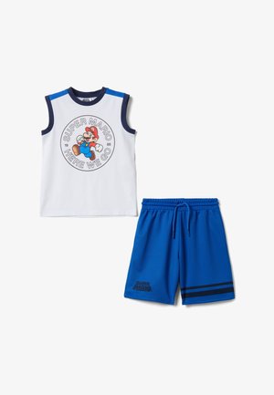 Witte mouwloze shirt met Super Mario-afbeelding en blauwe sportshorts met trekkoord in de taille en zwarte strepen bij de zoom.