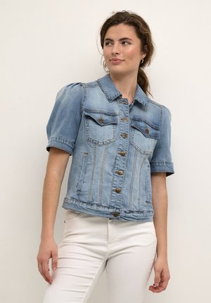 Veste en denim bleu clair avec des manches courtes bouffantes, fermeture à boutons à l'avant, deux poches poitrine et des détails de couture verticale.