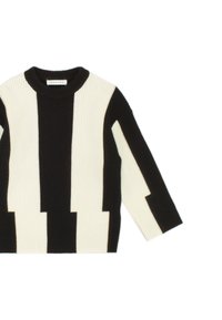 Maglione a righe nero e crema con texture a costine, dotato di collo rotondo e maniche lunghe, progettato con audaci motivi geometrici.