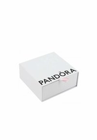 Weiße Schmuckschatulle mit pinkem Kordelzug. Auf der Oberseite mit dem auffälligen schwarzen "PANDORA"-Logo versehen. Quadratische Form mit glatter Oberfläche.