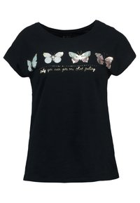 Camiseta negra de manga corta con estampados de mariposas de colores en el pecho y un diseño de texto, fabricada en suave material de algodón.