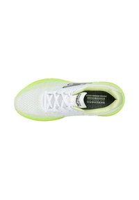 Scarpa sportiva bianca con tomaia in rete e accenti verdi. Presenta lacci, una soletta imbottita e un design del battistrada testurizzato.