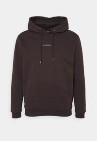 Ciemnobrązowa bluza z kapturem wykonana z miękkiego materiału, wyposażona w przednią kieszeń, kaptur ze sznurkiem oraz biały haft z napisem "NO NATIONALITY".