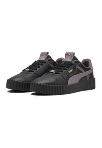 Schwarze Ledersneaker mit gerippter schwarzer Sohle, lila Akzenten, goldenem Logo und perforiertem Oberdesign. Verfügt über standardmäßige Schnürsenkel und einen gepolsterten Schaft.