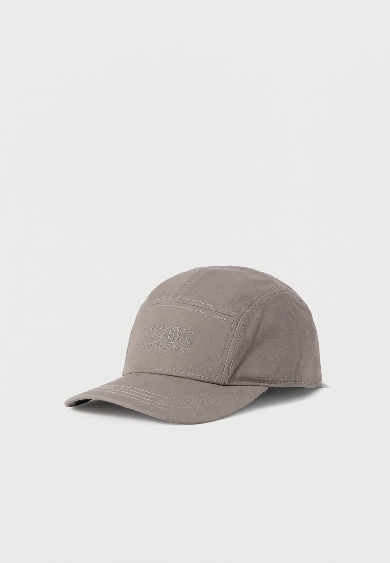 Szürke sapka hajlított karimával, varrott mintával és logóval az elején. Simább szövetből készült, matt felülettel.