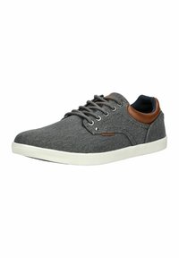 Sneaker in tessuto grigio con accenti in pelle marrone, suola in gomma bianca, punta tonda e design classico con lacci. Finitura texturizzata sulla parte superiore.
