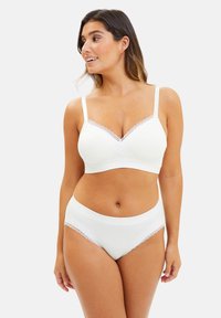 Ensemble de soutien-gorge blanc et de culotte taille haute, avec des bordures en dentelle, une texture côtelée douce, des bretelles ajustables et un design sans couture.