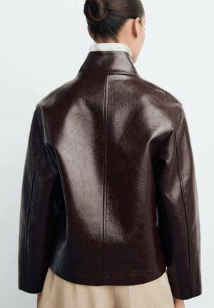 Burgunderfarbene Kunstlederjacke mit strukturiertem Kragen, glatter Textur und sichtbaren Nähten auf der Rückseite. Weicher, lockerer Schnitt.