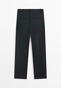 Zwarte, op maat gemaakte broek met riemlussen en twee achterzakken met split, plat uitgestald op een witte achtergrond.