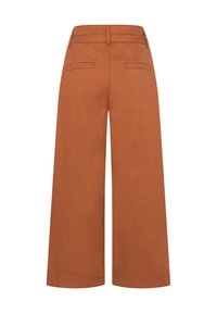 Hosen mit weitem Bein in Rostfarbe aus glattem Material, mit zwei Gesäßtaschen und einem Bund. Flaches, tailliertes Design mit klaren Linien.