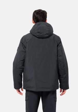 Doudoune noire dans des tons gris foncé avec capuche, présentant une texture lisse et légèrement brillante ainsi qu'une coupe décontractée. Comprend des manches surdimensionnées et un dos allongé.