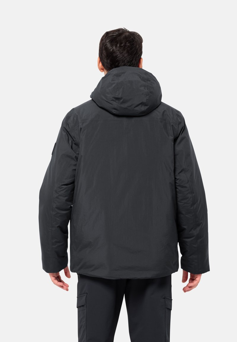 Doudoune noire dans des tons gris foncé avec capuche, présentant une texture lisse et légèrement brillante ainsi qu'une coupe décontractée. Comprend des manches surdimensionnées et un dos allongé.