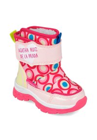 Botín de tobillo rosa y colorido con un patrón circular, parte superior de tela, correa de Velcro y una suela de goma texturizada con un acento rosa.