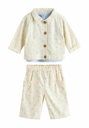 Ensemble veste et short couleur crème pour tout-petit avec petit imprimé floral bleu, boutons en bois sur la veste et ceinture élastique sur le short.