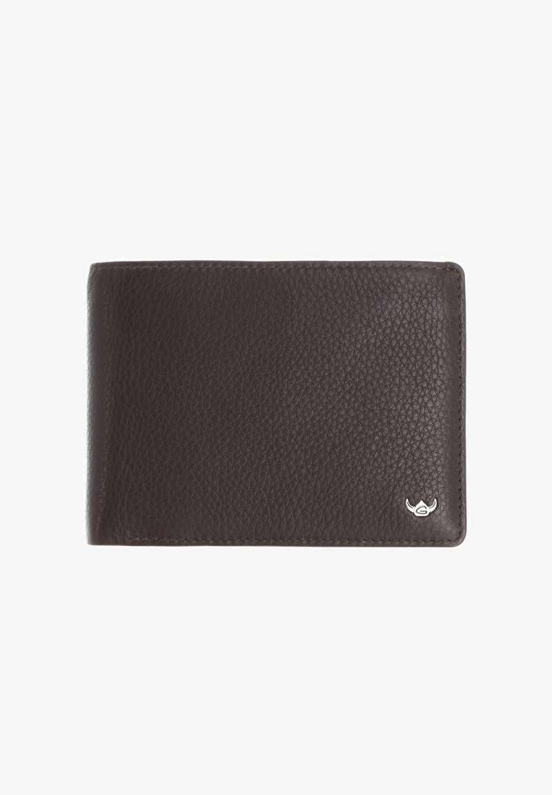 Portefeuille en cuir brun foncé texturé avec un petit logo argenté dans le coin inférieur droit, fermé et posé à plat sur un fond blanc.
