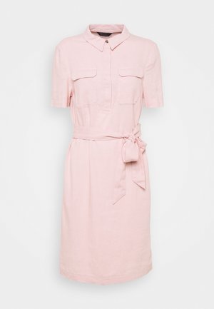 Vestito camicia corto a maniche corte di colore rosa chiaro con collo, due tasche sul petto, patta frontale con bottoni e cintura annodata in vita.