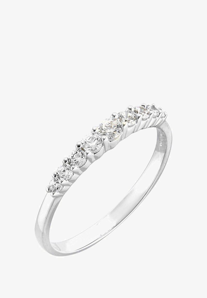 Valkoisestä kullasta valmistettu sormus, jossa on kaareva rengas ja seitsemän pyöreää kirkasta timanttia, kiillotettu pinta ja kynnenmalliset kiinnitykset.