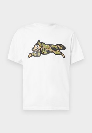 T-shirt blanc à manches courtes présentant un contour noir audacieux d'un chat en course avec un motif camouflage vert et marron.