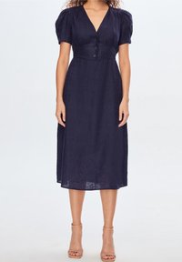 Abito midi in lino blu navy con scollatura a V, maniche a palloncino e dettaglio con cinque bottoni in vita, caratterizzato da una finitura fluida e testurizzata.