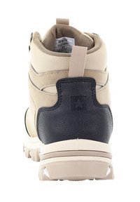 Beżowe i czarne botki sięgające za kostkę z teksturowanym materiałem wierzchnim, wzmocnioną piętą i gumową podeszwą. Posiadają uchwyt oraz małe logo w kształcie gwiazdki na pięcie.