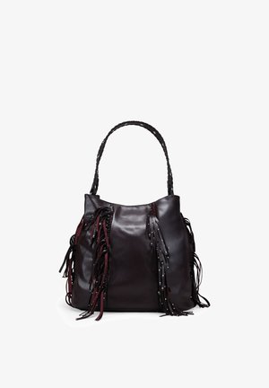 Bolso de cuero marrón oscuro con flecos con tachuelas y una sola asa trenzada.