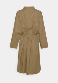 Robe cáqui com um tecido texturizado, apresentando uma gola, mangas longas e um cinto na cintura. O padrão de riscas verticais acrescenta detalhe.