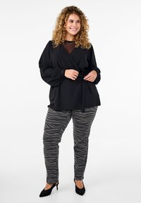 Zizzi WICKEL MIT BINDEBAND UND LANGEN ÄRMELN - Palaidinė - black