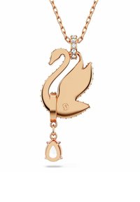 Pendentif cygne en or rose sur une chaîne, avec une finition brillante, un petit accent en cristal et un pendentif en forme de goutte suspendu en dessous.