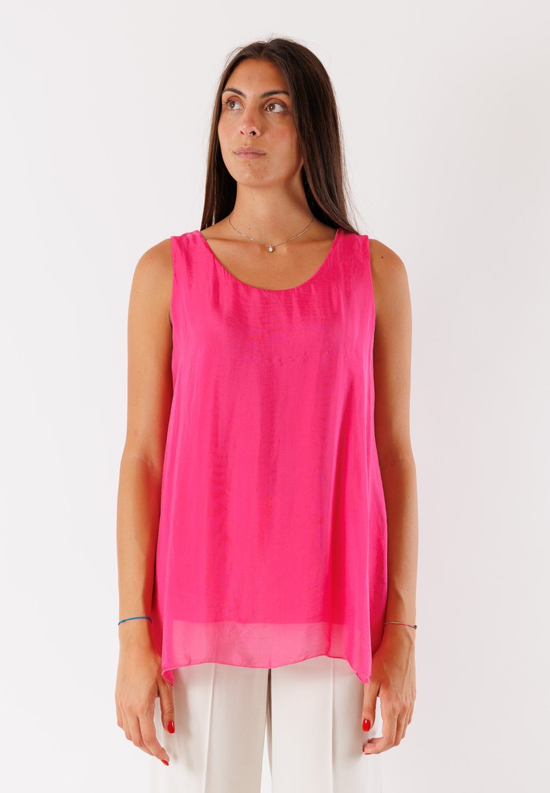 Top senza maniche di un vivace colore rosa, realizzato in tessuto leggero con una consistenza liscia. Presenta un colletto arrotondato e un orlo posteriore leggermente più lungo.