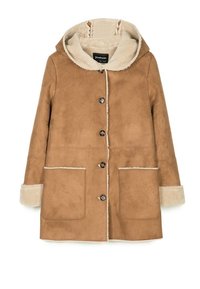 Abrigo de ante sintético marrón con capucha, que cuenta con un suave forro de felpa beige, bolsillos frontales y cierre decorativo con botones.