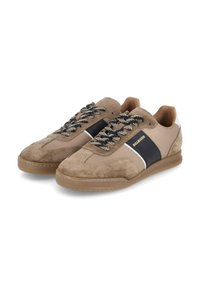 Tan suède en synthetische sneakers met zwarte en witte accenten, voorzien van textuurpanelen, contrasterende veters en een rubberen zool.