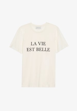 T-shirt de algodão em creme, com mangas curtas e decote redondo. Apresenta o texto preto "LA VIE EST BELLE" centralizado na parte da frente.