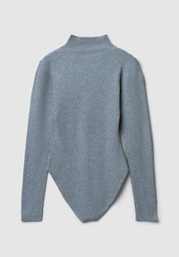 Hellgrauer, gerippter Langarm-Turtleneck-Strickbodysuit flach ausgelegt, zeigt den Rücken mit hohem Kragen und spitzem Saum.