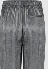 Metalen grijze broek met een gestructureerd oppervlak, elastiche tailleband en een enkele achterzak met een gladde afwerking.