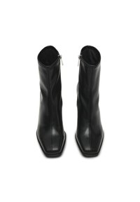 Stivali neri in pelle fino alla caviglia con punta quadrata e superficie liscia, dotati di cerniere sul retro per un facile utilizzo.