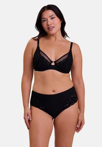 Soutien-gorge en dentelle noire avec des panneaux transparents et un petit accent doré au centre. Culottes taille haute assorties avec des dentelles sur les côtés.
