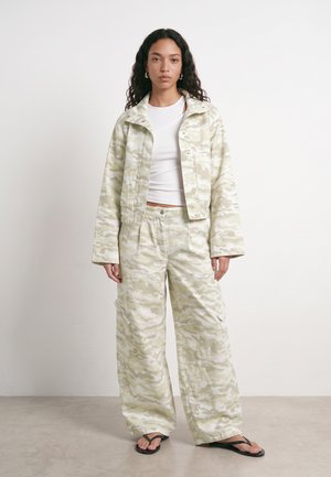 HYPEDROP, WIDE-LEG TROUSERS HDCILLE MW CAMO - Pantaloni cargo - whisper white