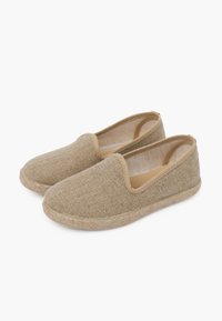 Espadrillas beige realizzate in tessuto testurizzato con suola in juta. Design slip-on, punta arrotondata e rivestimento in tessuto.
