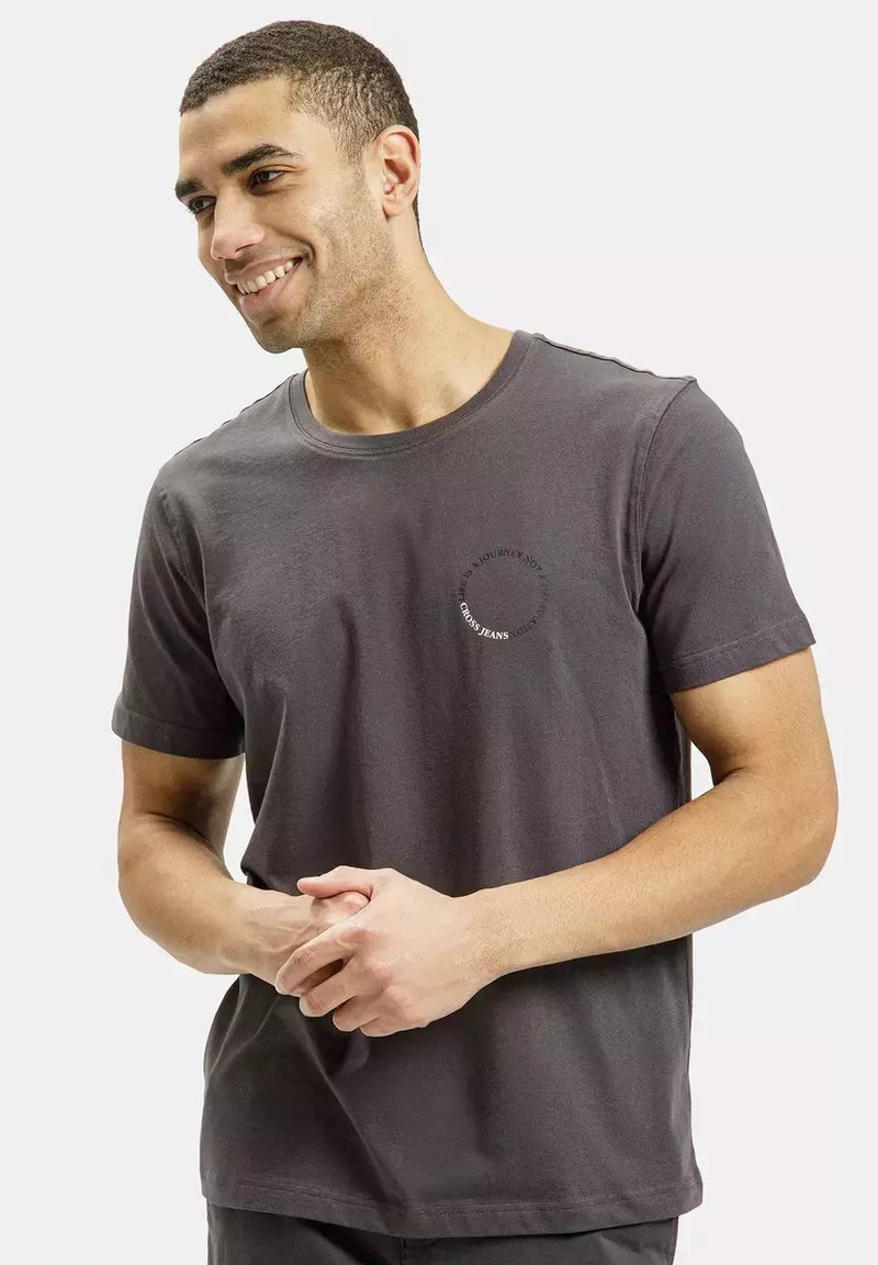 Męski ciemnoszary t-shirt bawełniany z krótkim rękawem, okrągłym dekoltem i okrągłym logo na piersi. Gładka struktura, casualowy design.