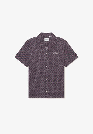 T-paita lyhyillä hihoilla tummansinisenä, jossa on pyöreä punainen ja sininen kuviointi. T-paidassa on napitus edessä ja vasemmassa rinnassa logo-ominaisuus.